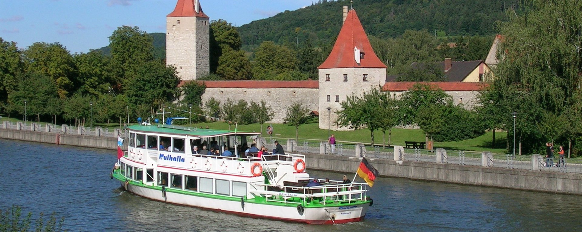 Schifffahrt Main-Donau-Kanal bei Berching im Bayerischen Jura