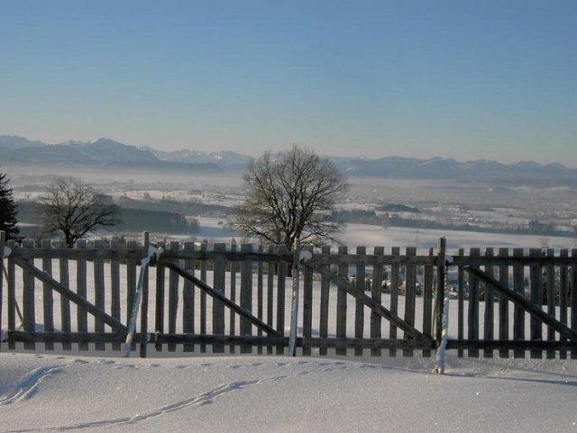 Blick in die winterliche Landschaft in Bayern