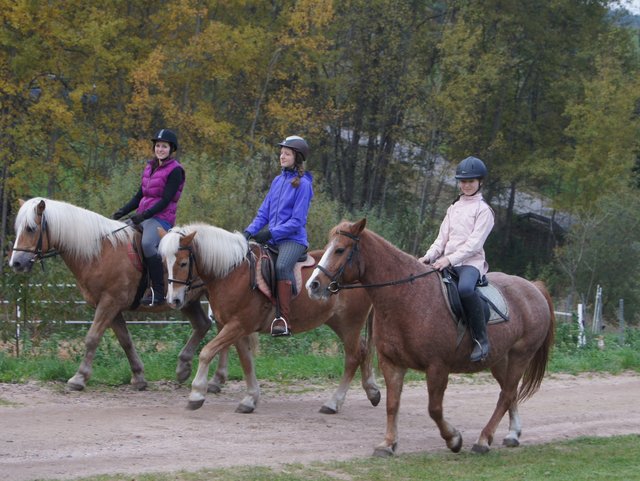 Mit dem Pferd ausreiten im Urlaub mit Freundinnen