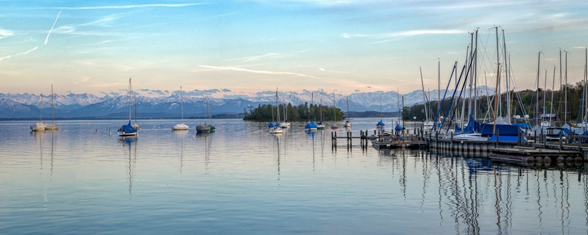 Segeln, Surfen, Bootfahren mit Panorama auf dem Starnberger See