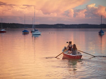 Ruderboot fahren am Wörthsee bei Sonnenuntergang
